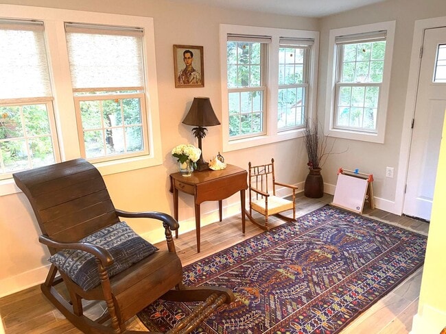 Building Photo - Beautifully remodeled 5 bed / 3 bath on pr...