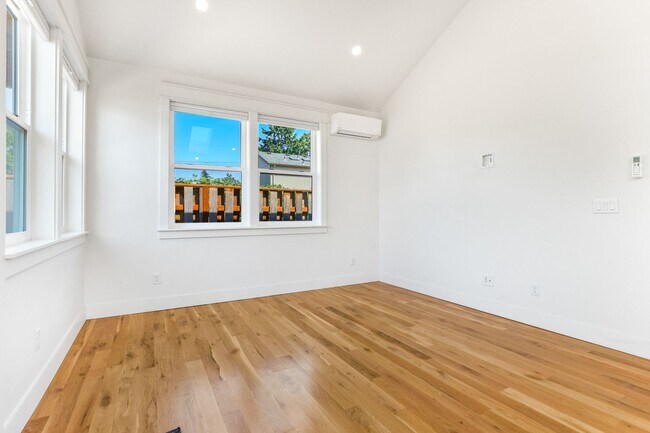 Building Photo - 4030 SE 62nd Ave