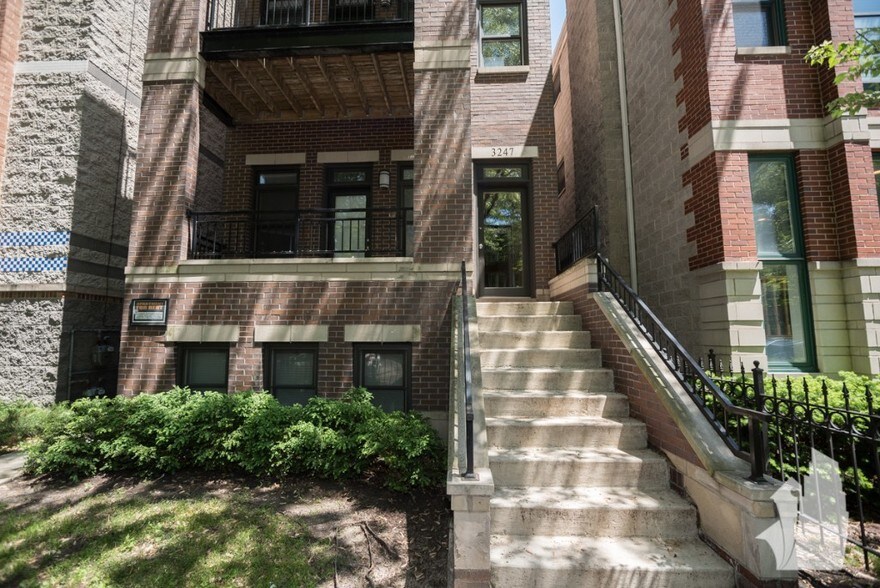 Building Photo - 3247 N Seminary Ave