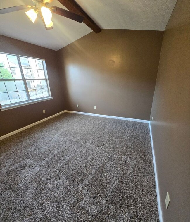 Building Photo - FRESHLY UPDATED TOWHOME.