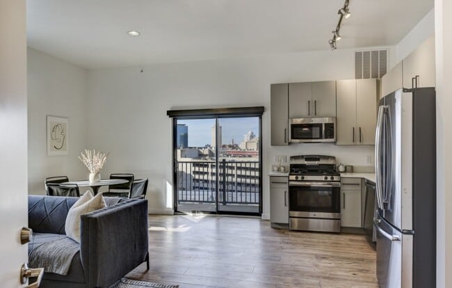 Building Photo - Sleek 1 Bedroom Condo walkable to all things in The Gulch