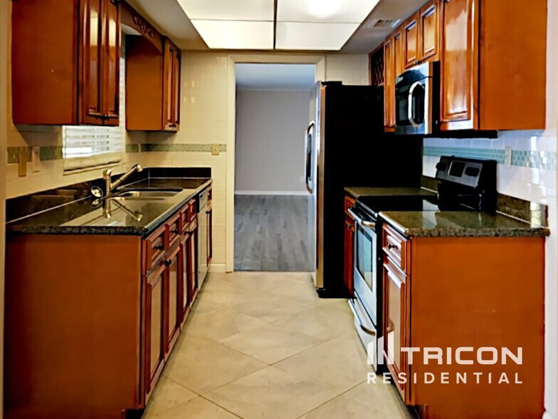 Building Photo - 7102 Woodfield Dr