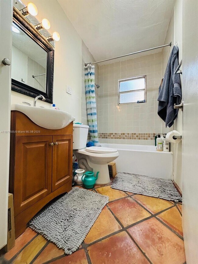 Building Photo - 1913 Riverside Dr