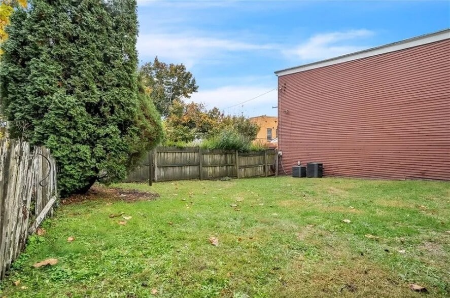 enclosed yard - 3240 Rothpletz St