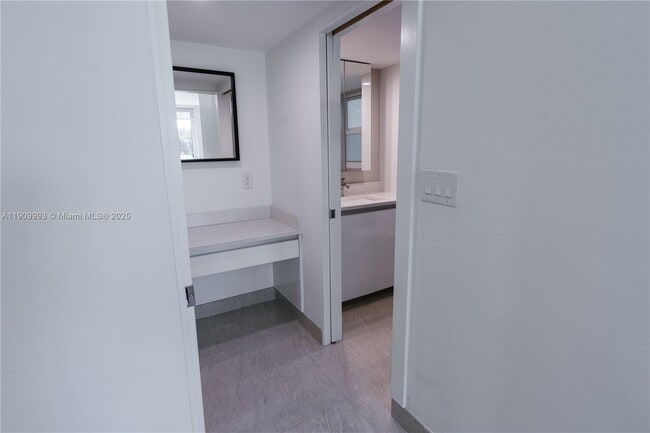 Building Photo - 4017 N Cypress Dr