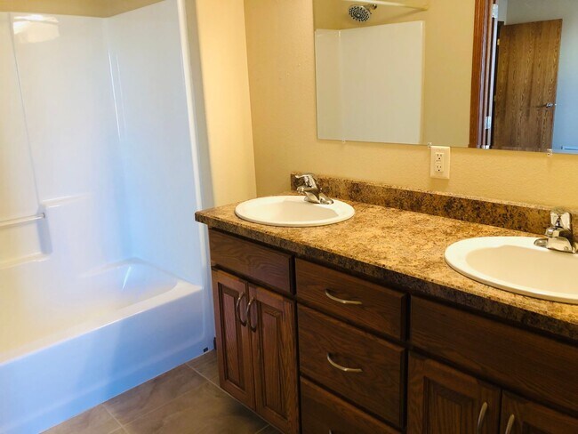 Building Photo - 21 &amp; 23 Hanfield Court