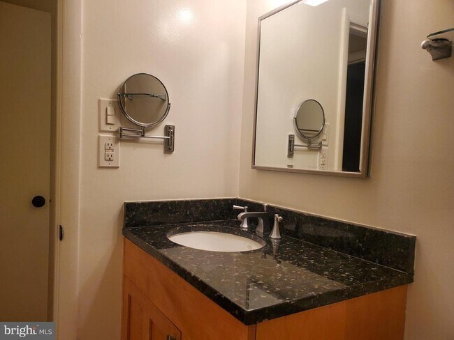 Building Photo - 11627 Vantage Hill Rd