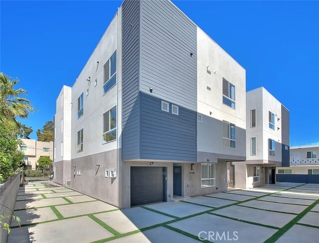 Building Photo - 11732 Hamlin St