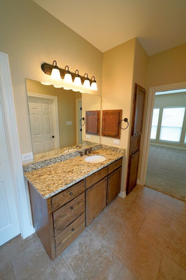 Building Photo - Beautiful Selma Living. Realtor Commission: $500