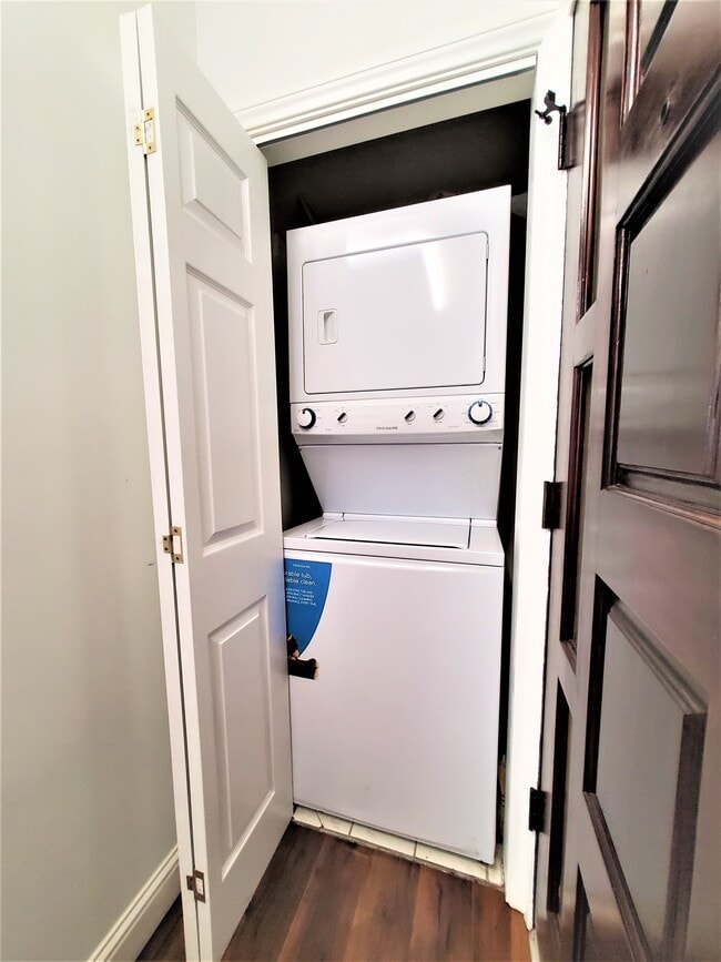 Laundry room - 919 W Lewis St