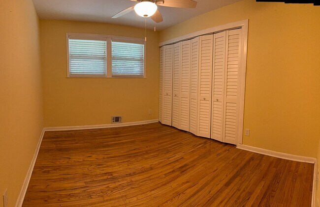 Building Photo - 5 Bedroom/4 Bath Home for lease on 1.5 Acr...