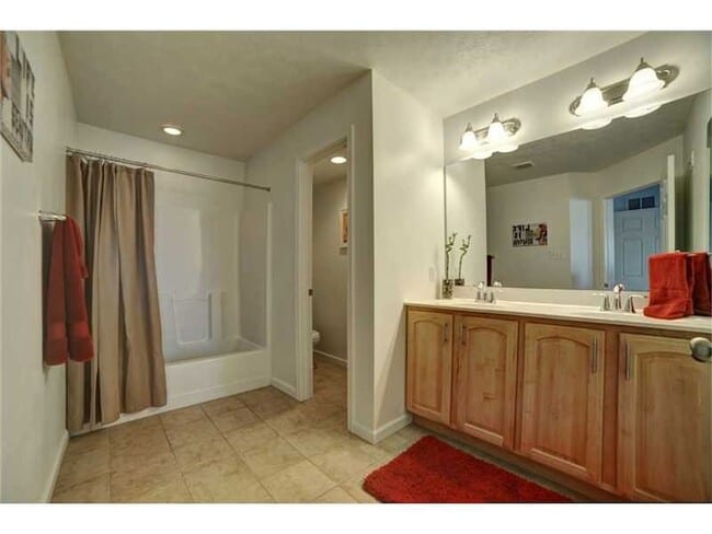 Building Photo - 704 Park Plaza E