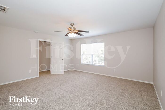 Building Photo - 933 Silverberry St