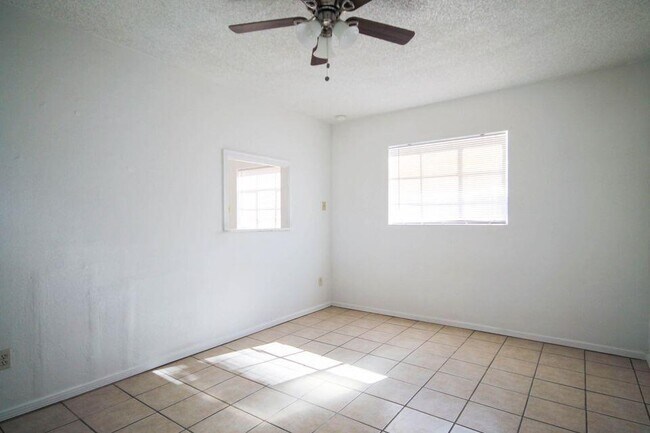 Building Photo - 209 San Saba Rd