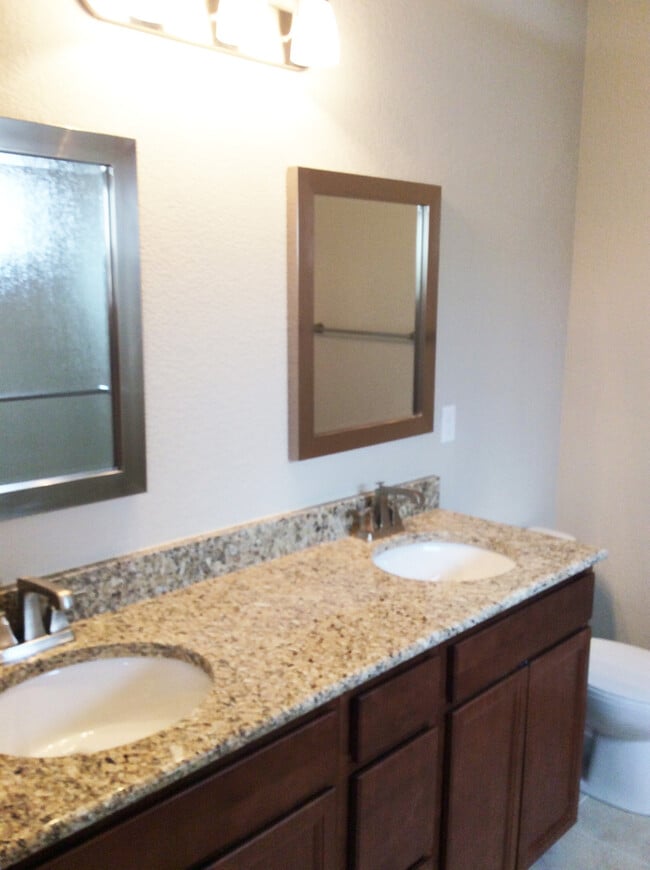 Building Photo - District 20 Townhome!!