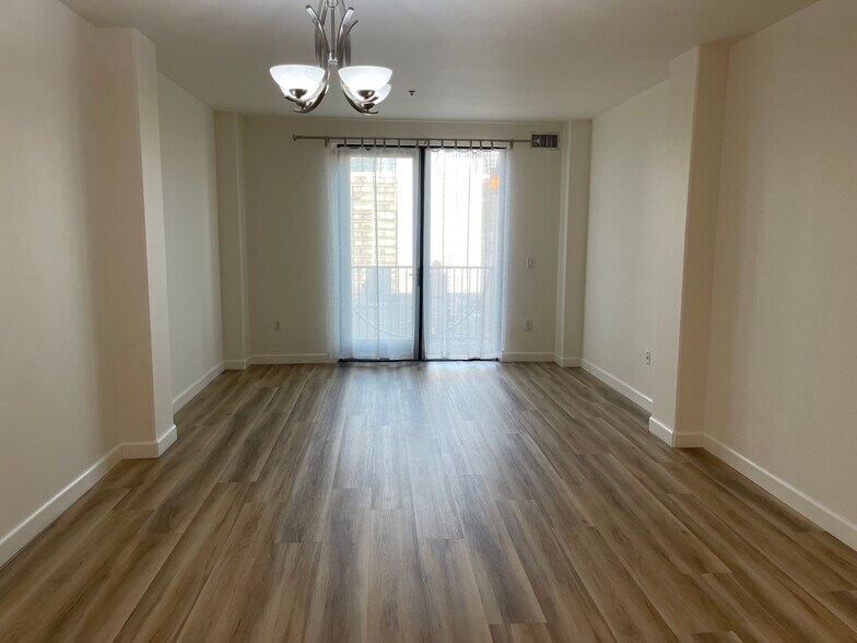 Building Photo - 423 7th St