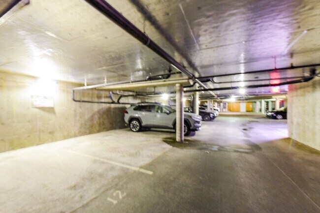 Building Photo - Commute-Friendly, Top-Floor, Totally Comfortable