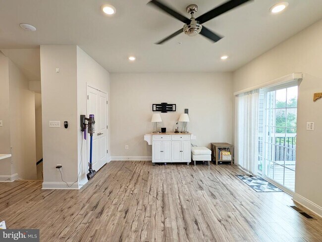 Building Photo - 8162 Trotters Chase