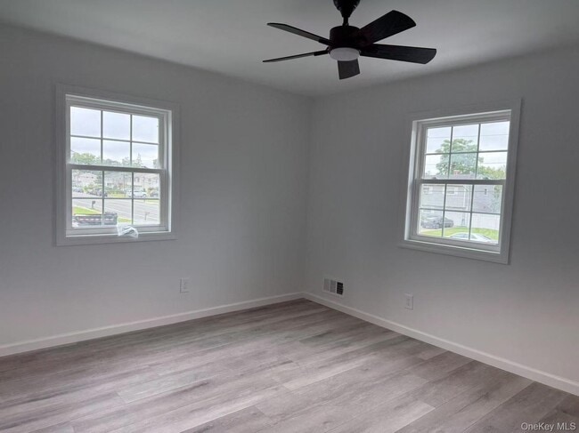 Building Photo - 495 Hawkins Rd