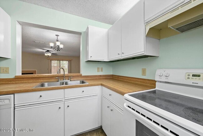 Building Photo - 85 Debarry Ave