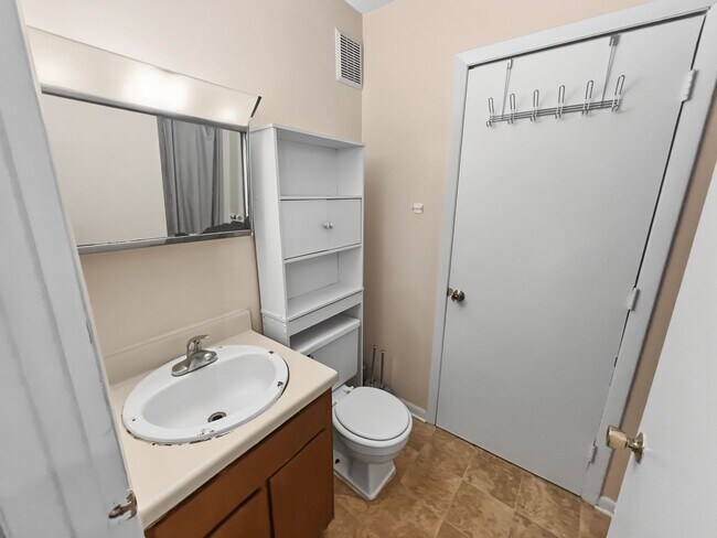 Building Photo - 3007 Huntleigh Dr
