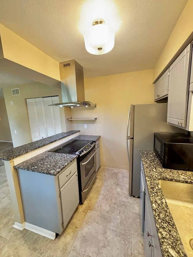 Building Photo - Beautifully Updated 2-Bedroom Townhome in ...