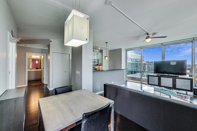 Building Photo - 123 S Green St