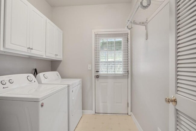 Building Photo - 3563 Views Trce