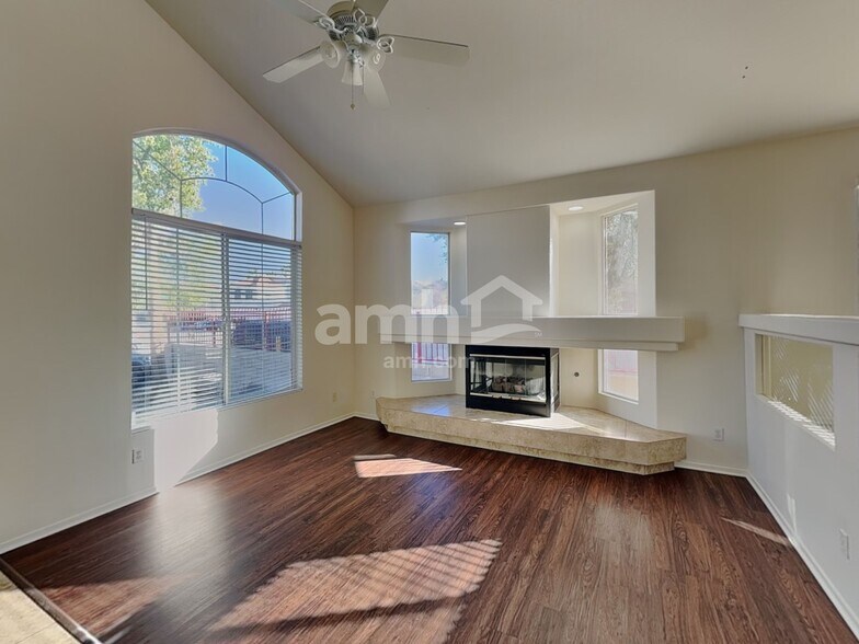 Building Photo - 1951 Silver Whisper Ave