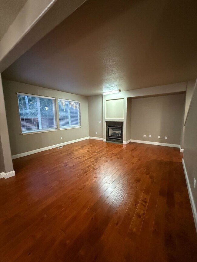 Building Photo - Beautiful 4B/3Ba Home in East Vancouver!