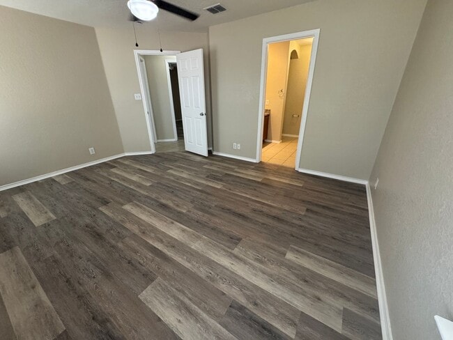 Building Photo - COMFORTABLE HOME | SINGLE STORY  |  CLOSE TO HWY 151 & 410 | SHOPPING & RESTAURANTS