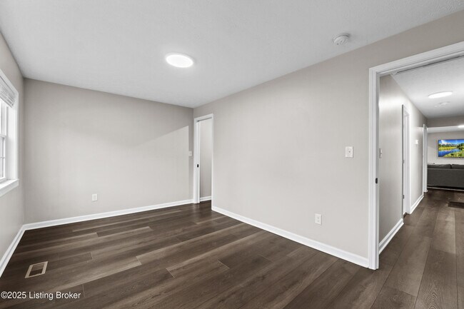 Building Photo - 1112 E Burnett Ave