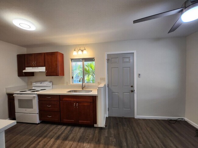 Building Photo - 2/1 Cottage in North Kihei