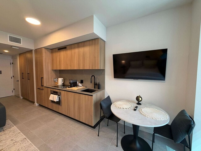 Building Photo - 121 NE 5th St