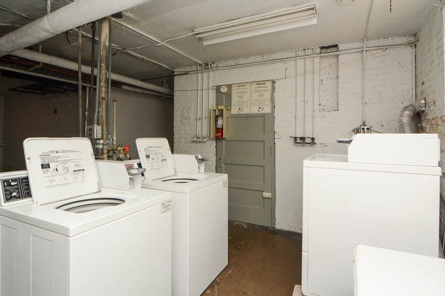 Building Photo - 4902 W Ainslie St