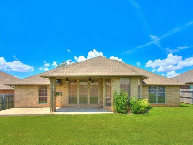Building Photo - 16616 Hardwood Pl