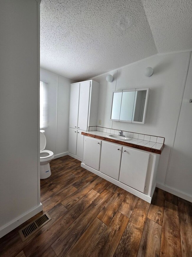 Building Photo - Ready to Move in
