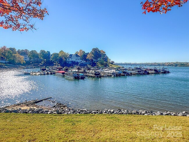 Building Photo - 16516 Plantation Woods Dr