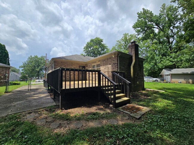 Building Photo - Brick Ranch in the heart of Jeffersontown! Featuring hardwood styled floors, 3 Bedrooms, 1.5 Bath...