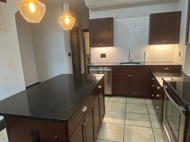 Building Photo - Wonderful 3bedroom 2 Bath Townhome In South City