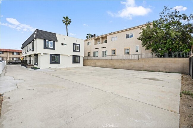Building Photo - 7010 Lennox Ave