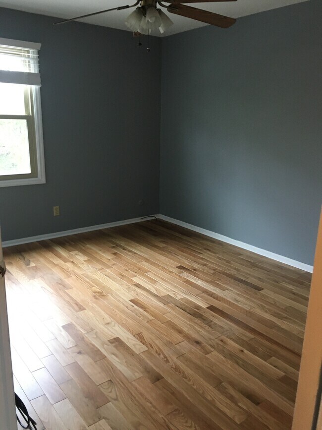 1st bedroom - 1008 Manor Ln