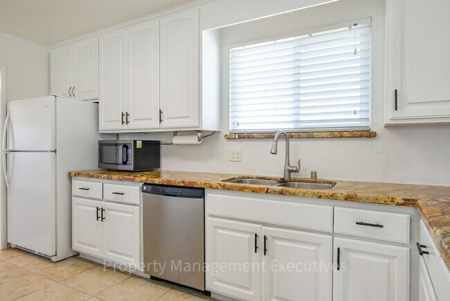 Building Photo - 3 Bedroom, 2 Bath House with Large Backyard