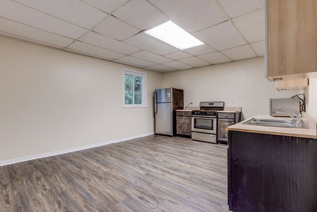 Building Photo - Available August 2026 - 3 Bedroom Home w/ Central AC & Spacious Yard!