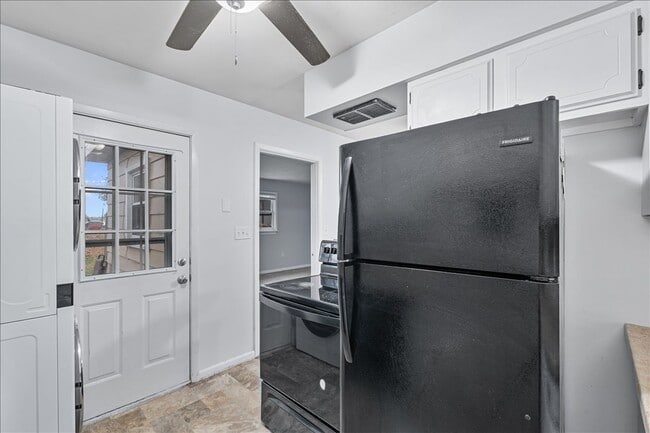 Building Photo - 925 2nd Ave E