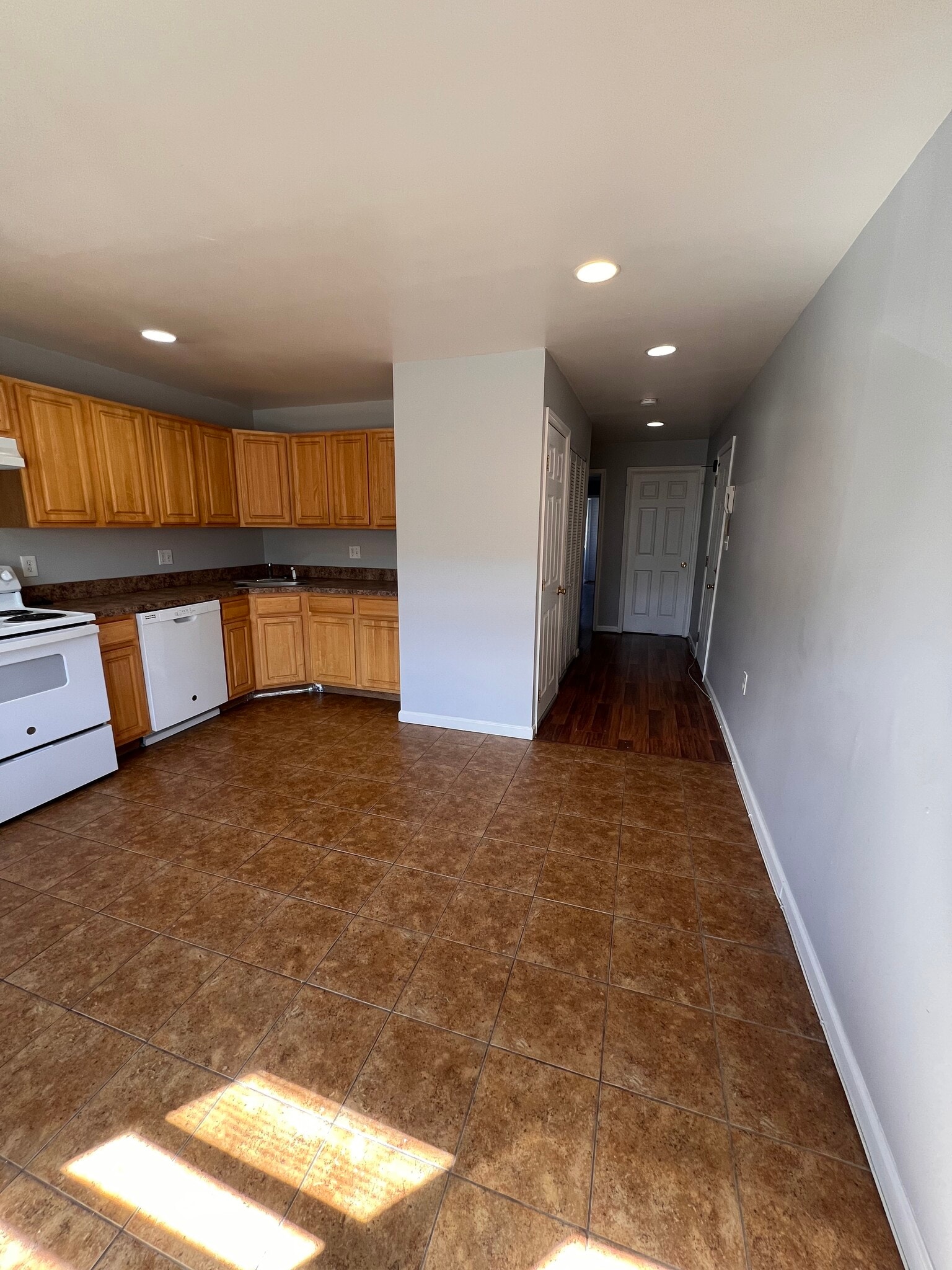 Living - 1710 Trinidad Ave NE