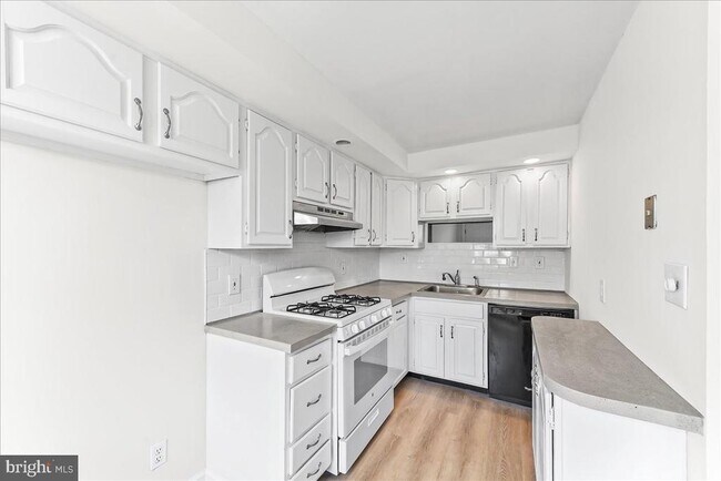 Building Photo - 5205 Westbrook Dr
