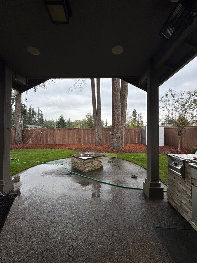 Building Photo - 4 Bedroom Home Bordering Covington and Kent