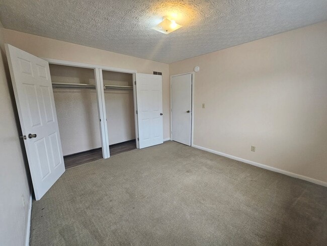 Building Photo - Ravenna 2 Bedroom 1 Bath Duplex