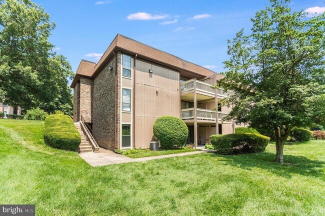 Building Photo - 5805 Royal Ridge Dr